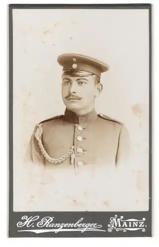 Fotografie H. Ranzenberger, Mainz, Portrait Soldat mit Schützenschnur