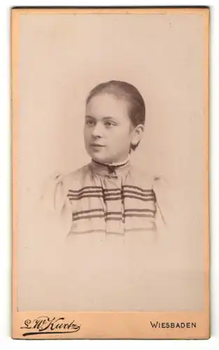 Fotografie L. W. Kurtz, Wiesbaden, Portrait Mädchen mit zusammengebundenem Haar