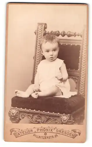 Fotografie Atelier Phönix, Dresden, Portrait eines auf einem Stuhl sitzenden Kleinkindes