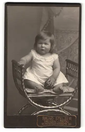 Fotografie Bruno Stelzer, Dresden-Löbtau, Molliges kleines Mädchen auf einem Stuhl