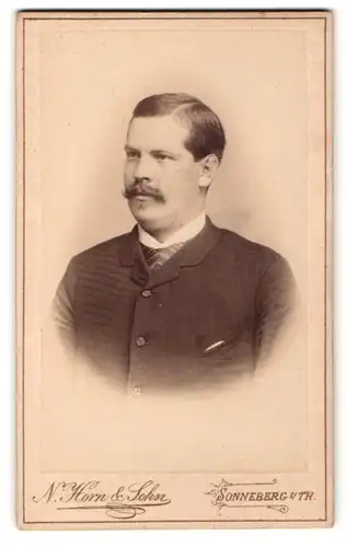 Fotografie N. Horn & Sohn, Sonneberg i / Th., Portrait bürgerlicher Herr mit Seitenscheitel im Anzug