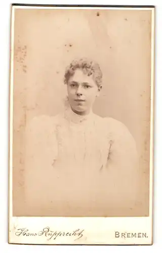 Fotografie Hans Ruppraht, Bremen, Portrait junge Dame mit zurückgebundenem Haar im weissen Kleid