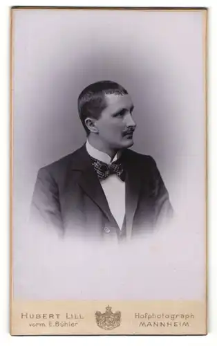 Fotografie Hubert Lill, Mannheim, Portrait charmanter Herr mit Fliege im Anzug