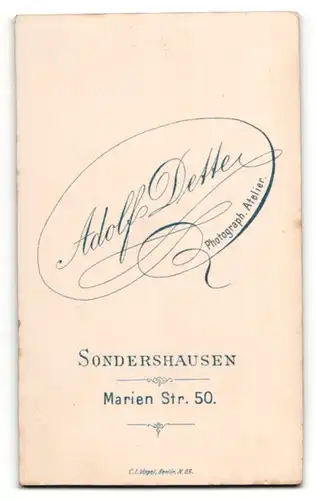 Fotografie Adolf Dette, Sondershausen, Portrait junge Dame mit Kragenbrosche im modischen Kleid