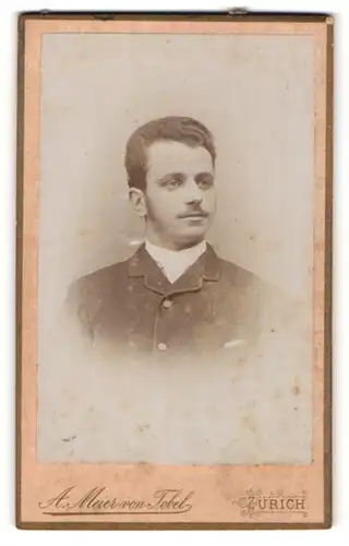 Fotografie A. Meier von Tobel, Zürich, Portrait junger Herr mit zeitgenöss. Frisur und Favoris