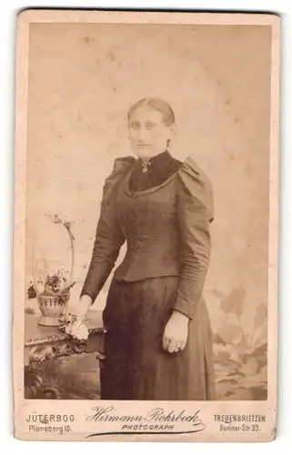 Fotografie Hermann Rohrbeck, Jüterbog & Treuenbrietzen, Portrait junge Frau in feierlicher Kleidung