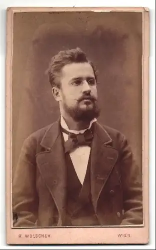 Fotografie R. Wolschek, Wien, Portrait junger Herr mit Brille und Bart