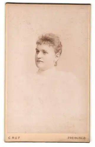 Fotografie C. Ruf, Freiburg i/B, Portrait junge Frau mit zusammengebundenem Haar