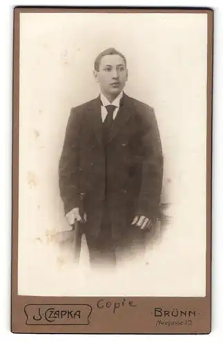 Fotografie J. Czapka, Brünn, Portrait junger Mann in Anzug mit Krawatte