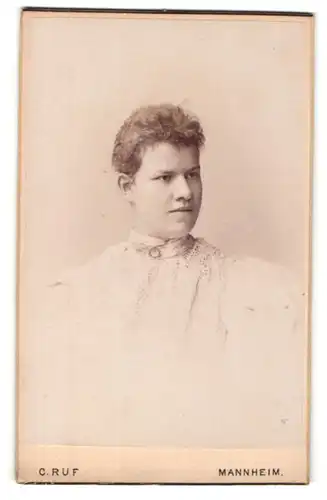 Fotografie C. Ruf, Mannheim, Portrait junge Frau mit zusammengebundenem Haar