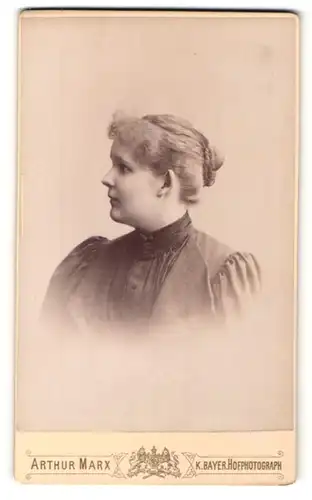 Fotografie Arthur Marx, London, Profilportrait junge Frau mit zusammengebundenem Haar