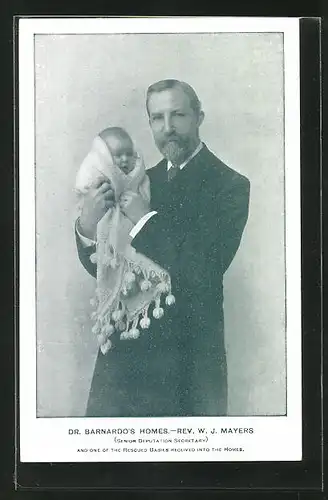 AK Dr. Barnardo`s Homes, Rev. W. J. Mayers, Rev. W. J. Mayers mit einem Baby im Arm