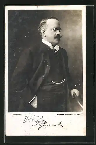 AK Portrait Thomas John Barnardo mit Schnauzbart u. Zwicker im Anzug an Stuhl gelehnt