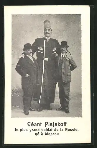 AK Russischer Riese Pisjakoff mit zwei normalwüchsigen Männern