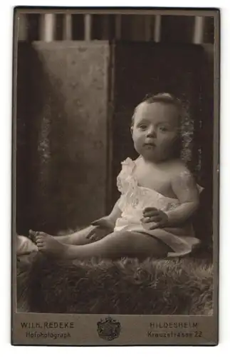 Fotografie Wilh. Redeke, Hildesheim, Portrait Säugling in Leibchen