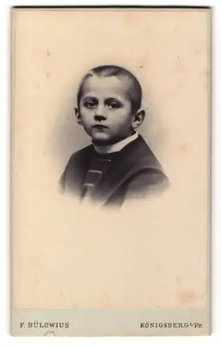 Fotografie F. Bülowius, Königsberg i/Pr, Portrait Bub mit geschorenem Schädel