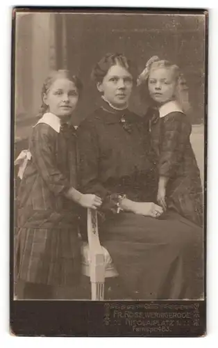 Fotografie Fr. Rose, Wernigerode, Portrait Mutter mit zwei Töchtern