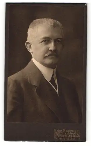 Fotografie Hahn Nachfolger, Dresden-Altstadt, Portrait älterer Herr mit Bürstenhaarschnitt