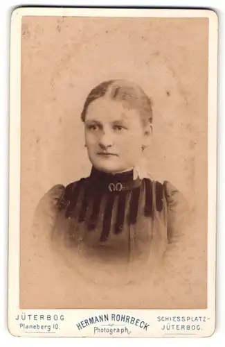 Fotografie Hermann Rohrbeck, Jüterbog, Portrait junge Frau mit zusammengebundenem Haar