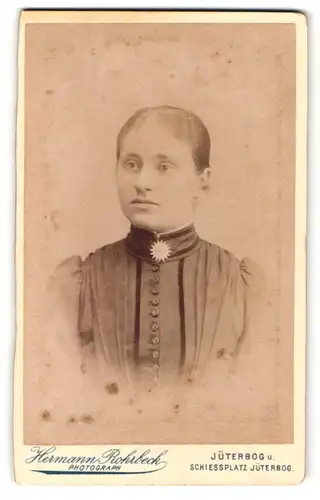 Fotografie Hermann Rohrbeck, Jüterbog, Portrait Fräulein mit zusammengebundenem Haar