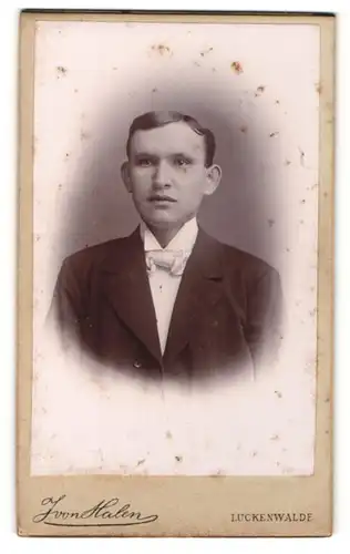 Fotografie J. von Halen, Luckenwalde, Portrait junger Herr in Anzug mit Fliege