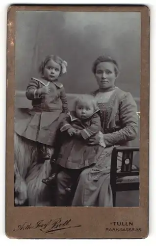 Fotografie Arth. Josef Bett, Tulln, Portrait Mutter mit zwei Kindern