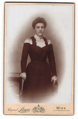Fotografie August Strunz, Wien, Portrait junge Dame in zeitgenöss. Kleidung