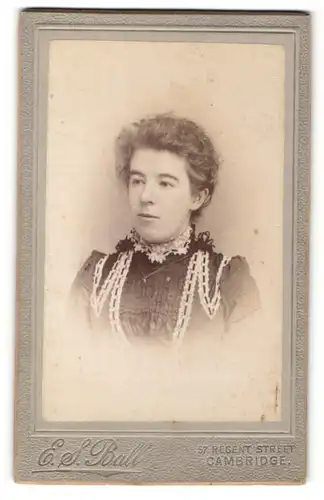 Fotografie E. S. Ball, Cambridge, Portrait junge Frau mit zusammengebundenem Haar