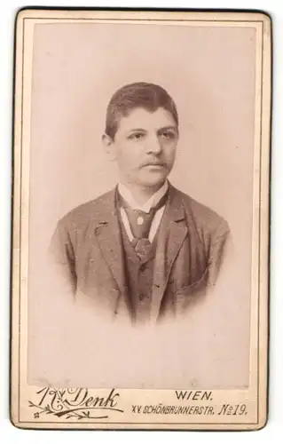 Fotografie R. Denk, Wien, Portrait junger Mann in Anzug