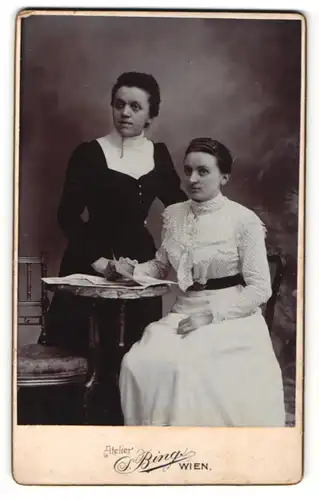 Fotografie S. Bing, Wien, Portrait zwei junge Frauen in festlicher Kleidung