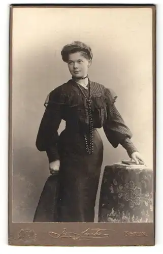 Fotografie J. Fuchs, Berlin-C. und Charlottenburg, Portrait junge Dame in modischer Kleidung