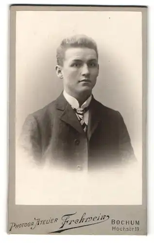 Fotografie Atelier Frohwein, Bochum, Portrait junger Herr in Anzug mit Krawatte