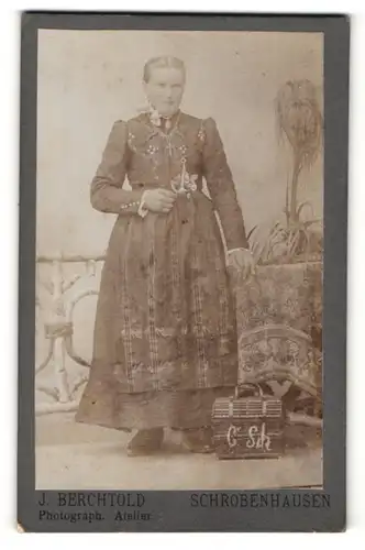 Fotografie J. Berchtold, Schrobenhausen, Portrait junge Frau in feierlicher Garderobe