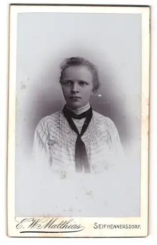 Fotografie E. W. Matthias, Seifhennersdorf, Portrait Mädchen mit zusammengebundenem Haar