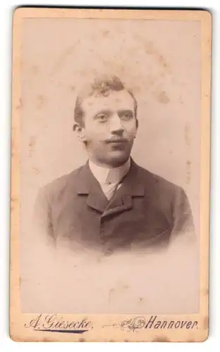 Fotografie A. Giesecke, Hannover, Portrait junger Herr in Anzug