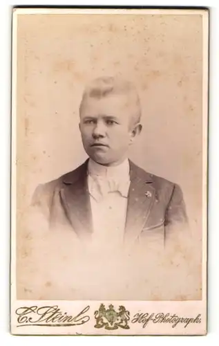 Fotografie C. Stein, Potsdam, Portrait halbwüchsiger Knabe in Abendgarderobe