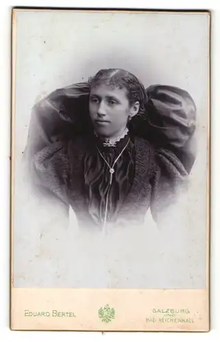 Fotografie Eduard Bertel, Salzburg & Bad Reichenhall, Portrait junge Frau mit traditioneller Haarschleife