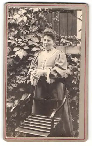 Fotografie unbekannter Fotograf und Ort, Portrait bürgerliche Dame in Garten