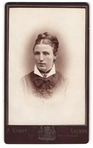 Fotografie A. Kampf, Aachen, Portrait Dame mit geflochtenem Haar