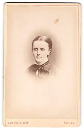 Fotografie Eug. Westendorp, Aachen, Portrait junge Frau mit zusammengebundenem Haar