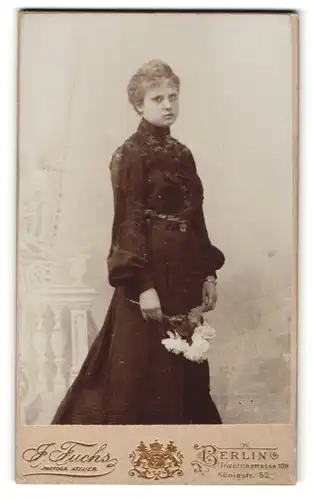 Fotografie J. Fuchs, Berlin, Portrait Fräulein in schwarz mit Blume