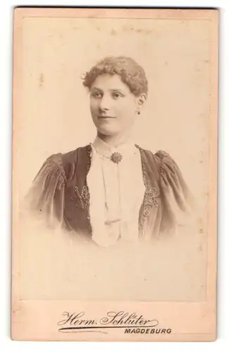 Fotografie Herm. Schlüter, Magdeburg, Portrait junge Dame mit zusammengebundenem Haar