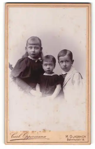Fotografie Carl Oppermann, M. Gladbach, Drei Kinder in festlicher Kleidung