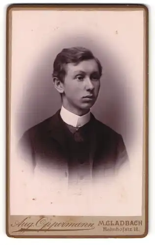 Fotografie Aug. Oppermann, M. Gladbach, Portrait junger Mann im Anzug