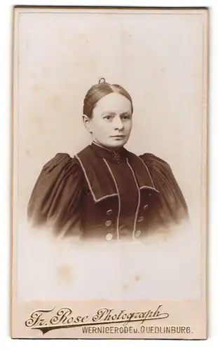 Fotografie Fr. Rose, Wernigerode, Portrait bürgerliche Dame in edler Bluse