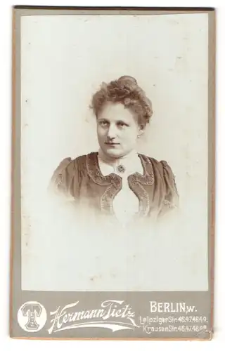 Fotografie Hermann Tietz, Berlin, Portrait Dame in edler Bluse mit Brosche