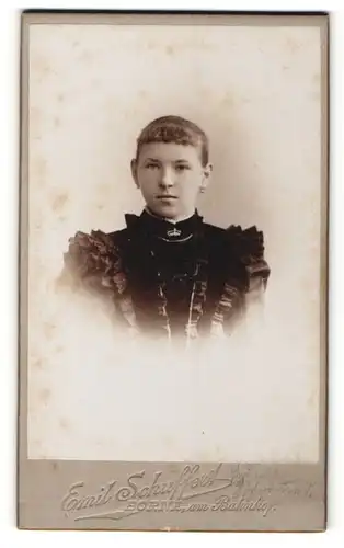 Fotografie Emil Schaffert, Borna, Portrait junges Mädchen in edler Bluse mit Brosche