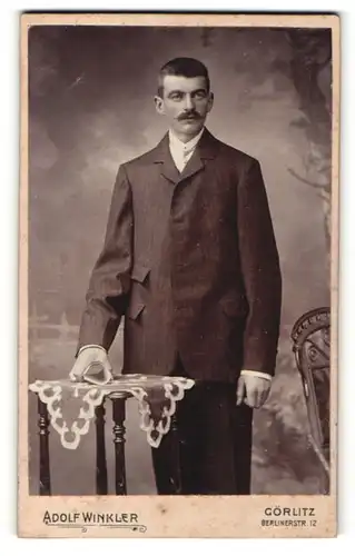 Fotografie Adolf Winkler, Görlitz, Portrait bürgerlicher Herr im Anzug mit Zwirbelbart