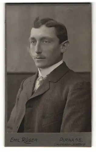 Fotografie Emil Rüger, Pirna a. E., Portrait eleganter junger Herr im Anzug