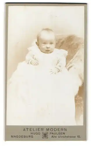 Fotografie Atelier Hugo Paulsen, Magdeburg, Portrait niedliches Baby im weissen Kleidchen